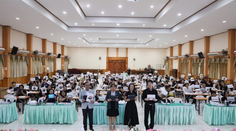 โรงเรียนหล่มเก่าพิทยาคม แจกแท็บแล็ตครูเพื่อการจัดการเรียนการสอน